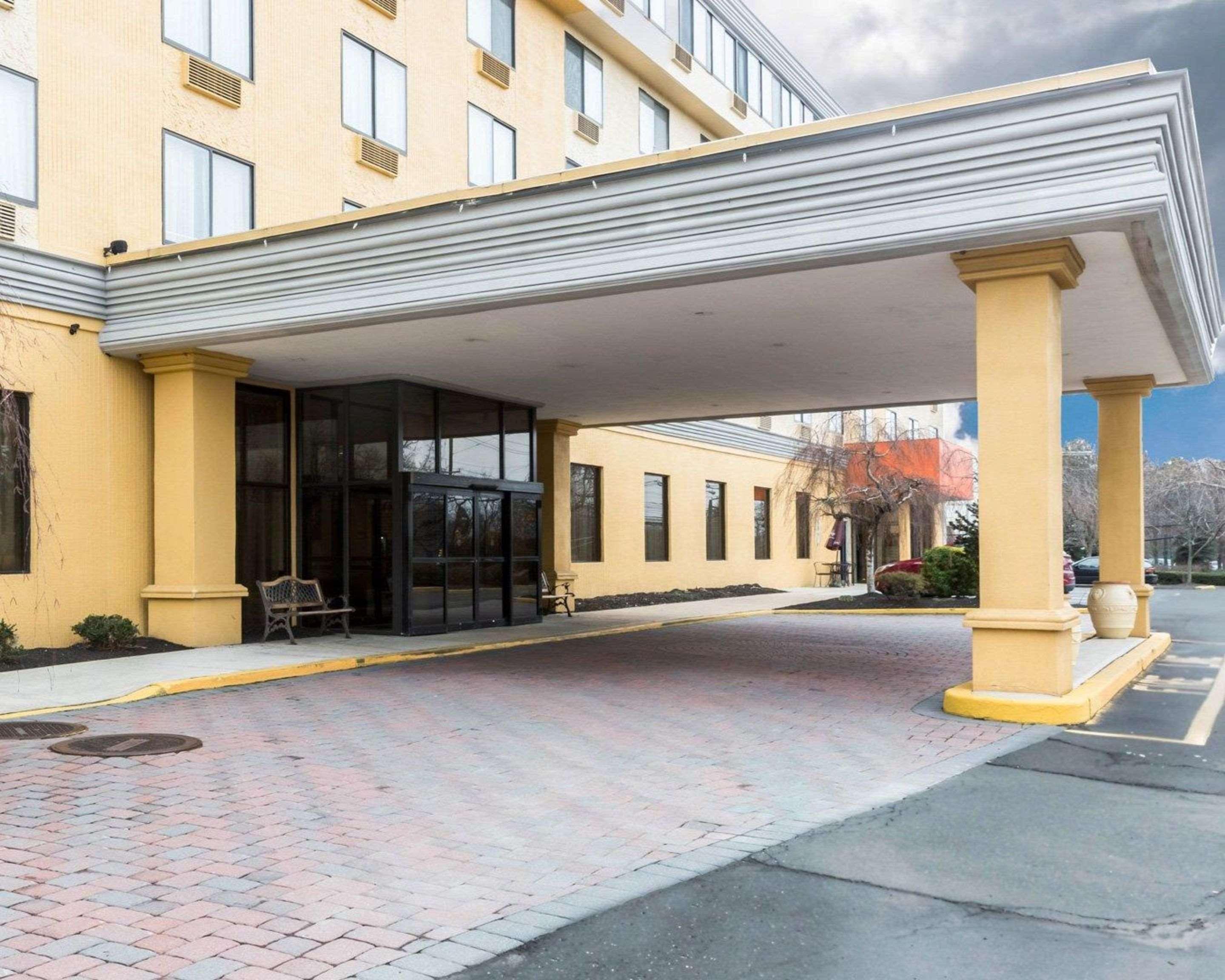 Clarion Hotel Somerset - New Brunswick Exterior photo